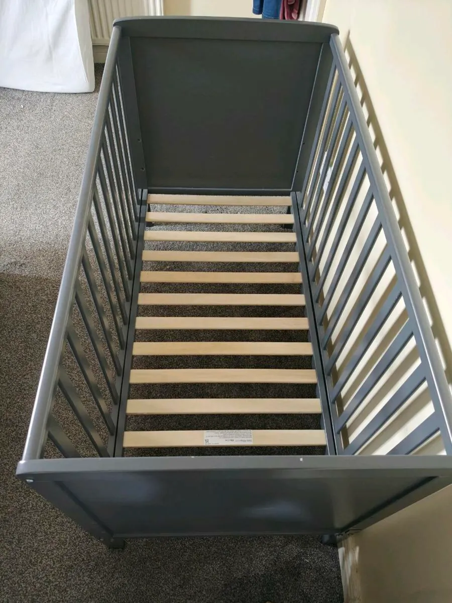 Baby/Toddler cot and complete bedding set - Image 2