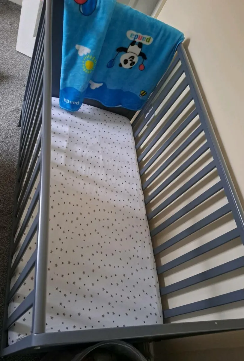 Baby/Toddler cot and complete bedding set - Image 4