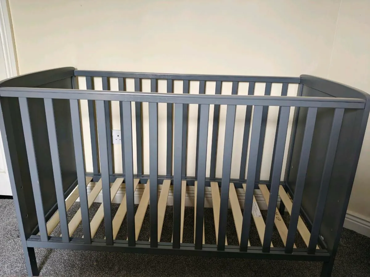 Baby/Toddler cot and complete bedding set - Image 1