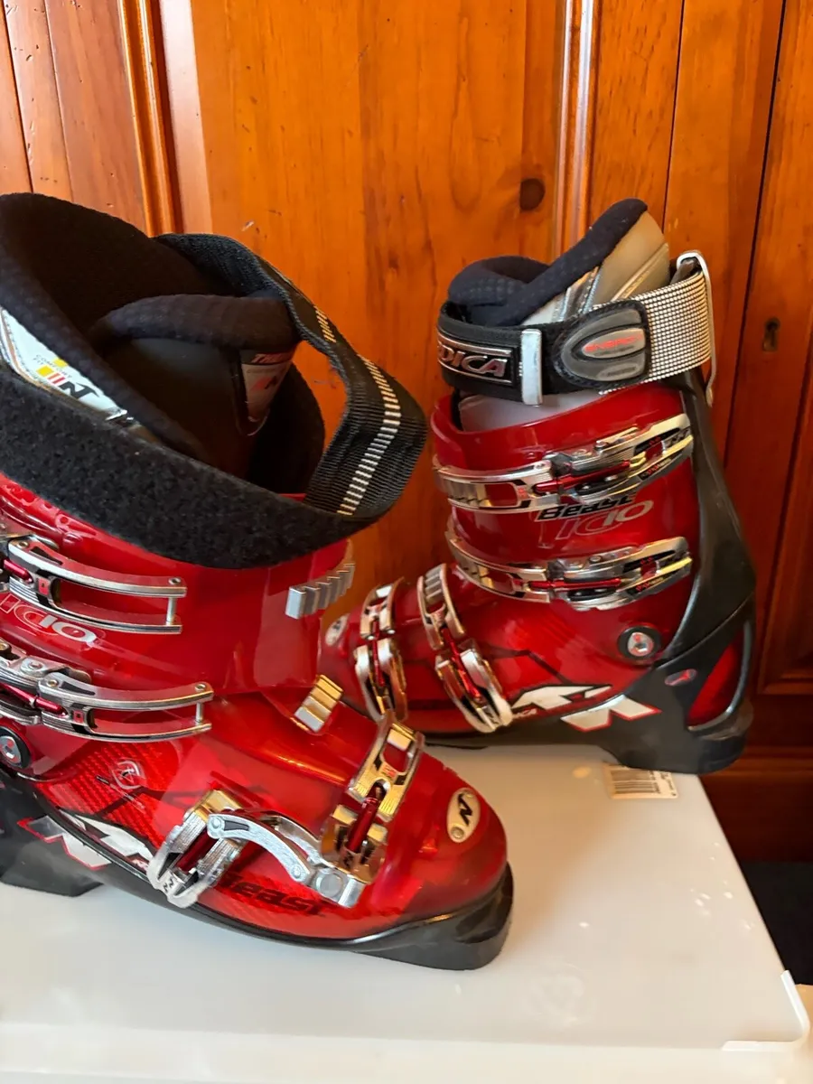 Ski boots &. Helmet - Image 1