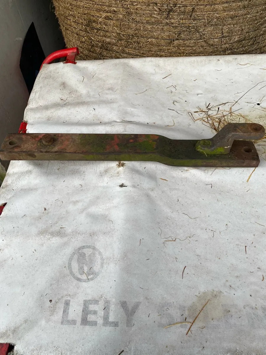 Massey Ferguson 390 hitch and back window - Image 1