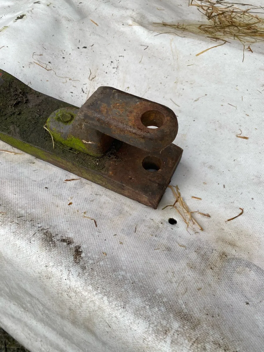 Massey Ferguson 390 hitch and back window - Image 2