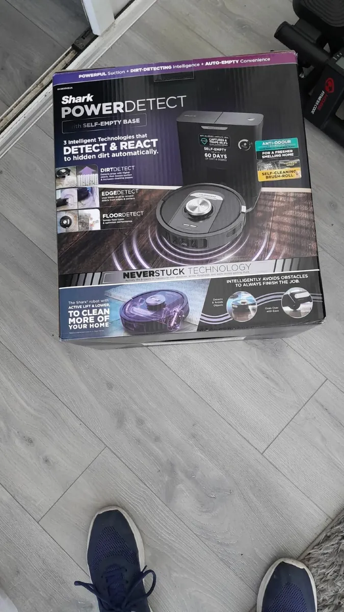 robot hoover shark model rv2820veuk brand new - Image 1