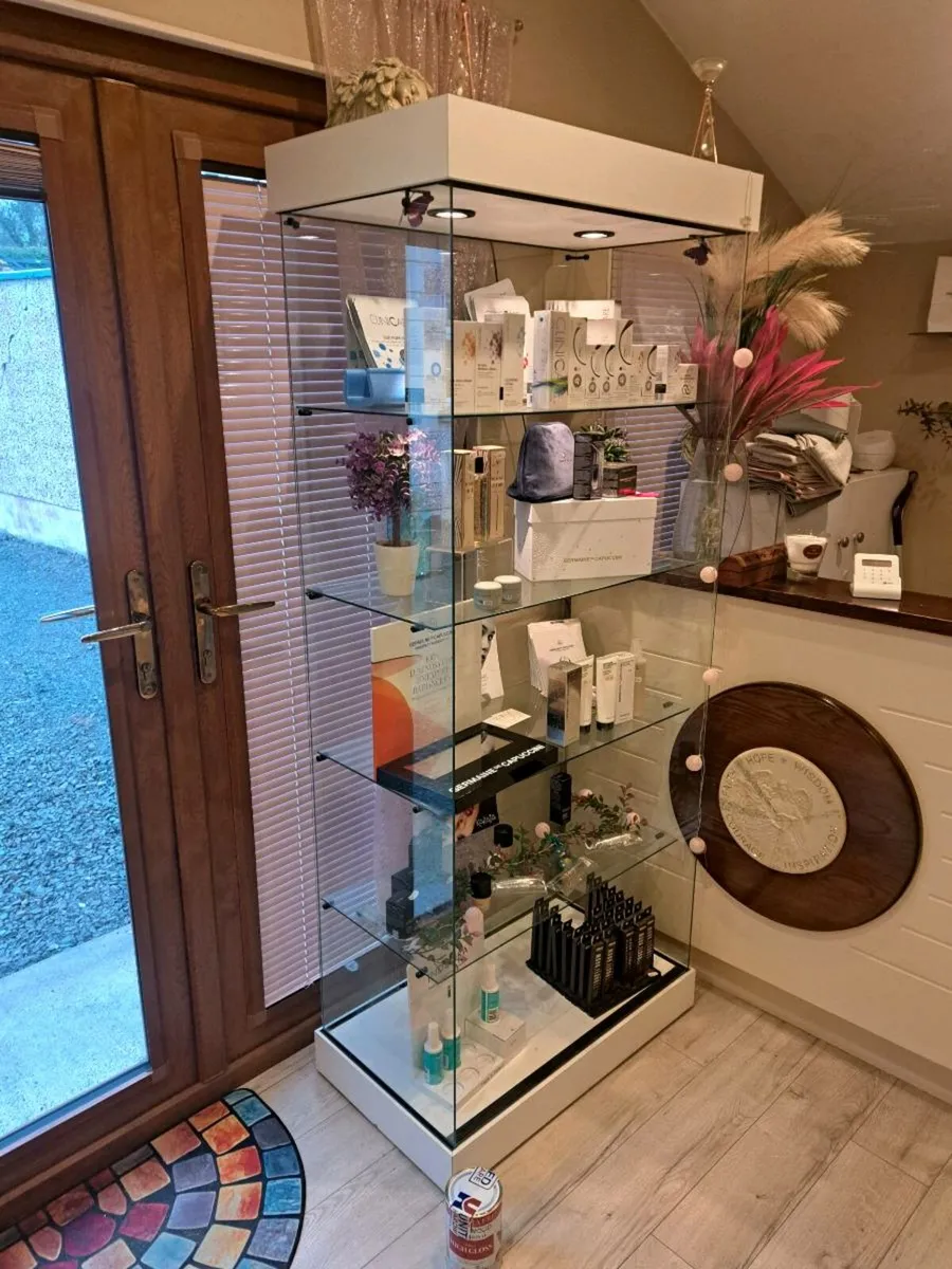 Glass retail unit - Image 2