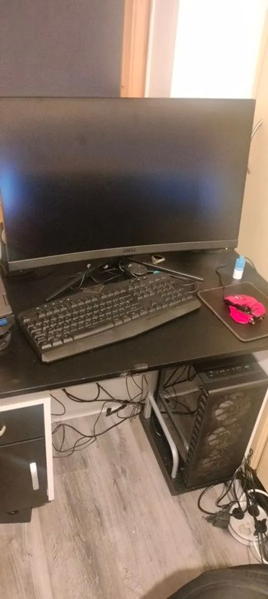 Gaming PC with 28 inch. monitor and peripherials - Image 1