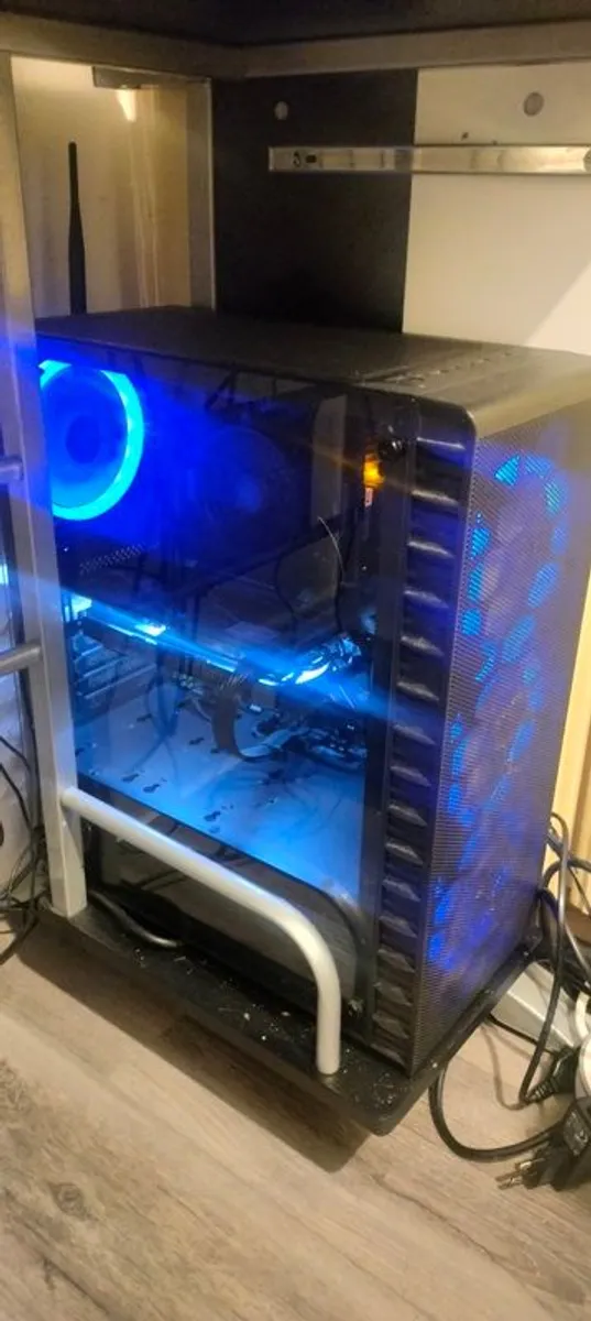 Gaming PC with 28 inch. monitor and peripherials - Image 4