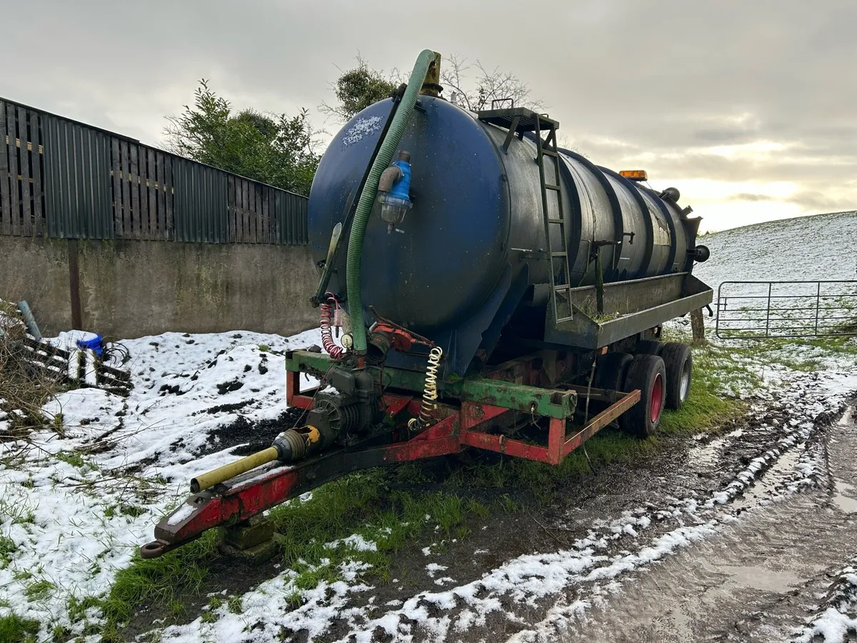 3500 gallon Road tanker - Image 2