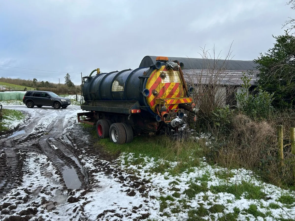 3500 gallon Road tanker - Image 3