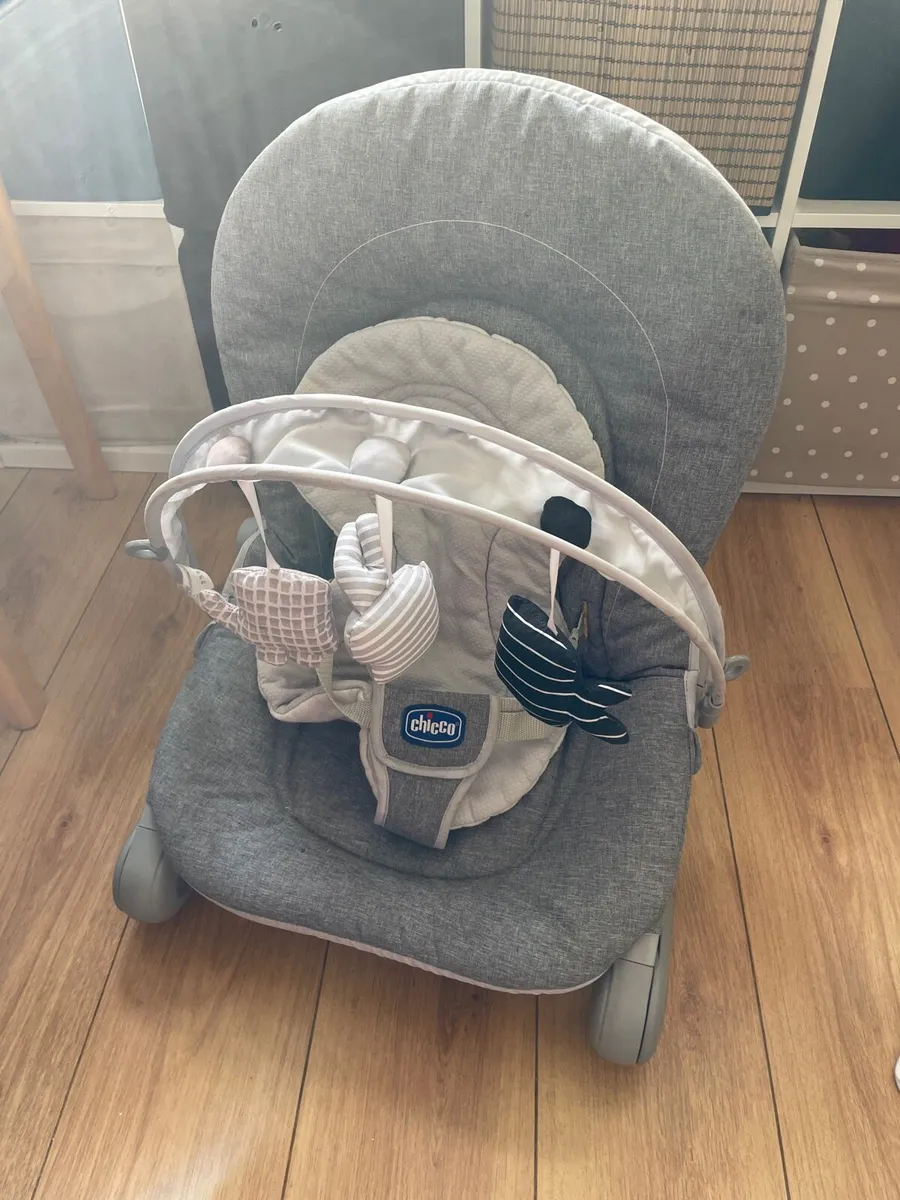 Chicco baby bouncer and rocker chair - Image 1