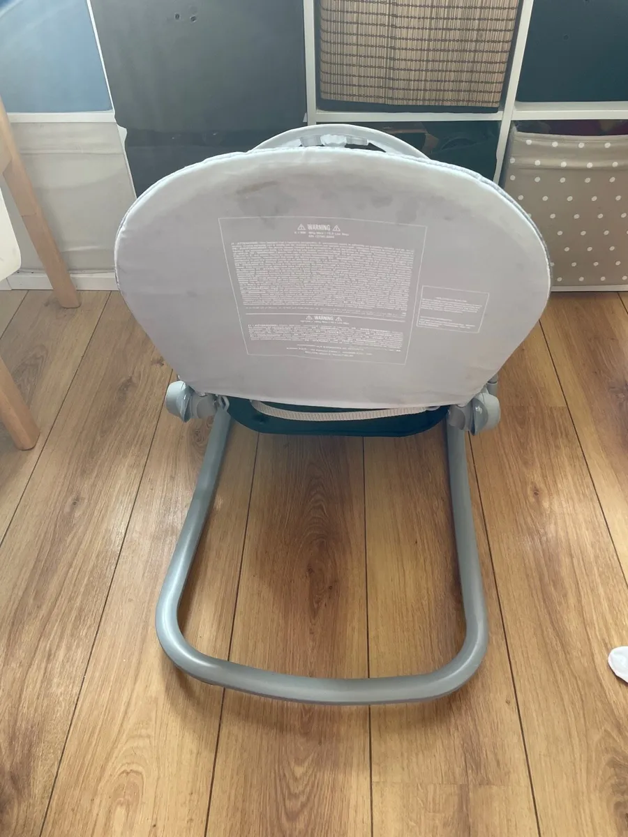 Chicco baby bouncer and rocker chair - Image 3