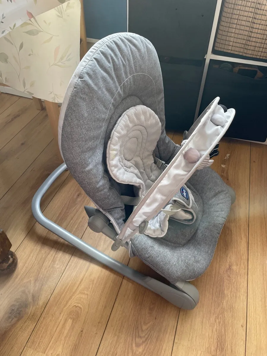 Chicco baby bouncer and rocker chair - Image 4
