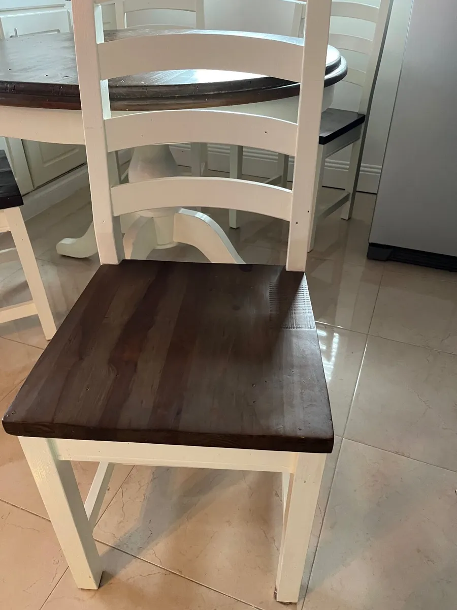 Round solid wood table and 4 chairs - Image 2