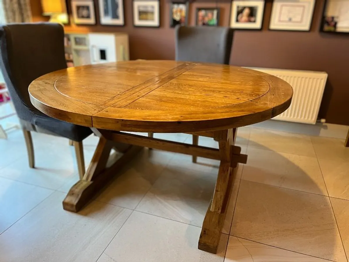 Extendable dining table and 6 chairs - Image 1