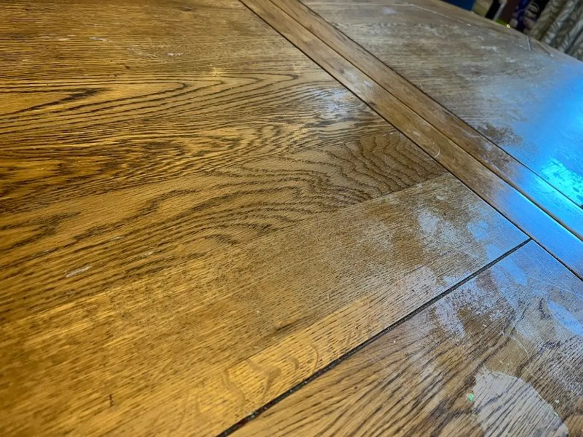 Extendable dining table and 6 chairs - Image 2