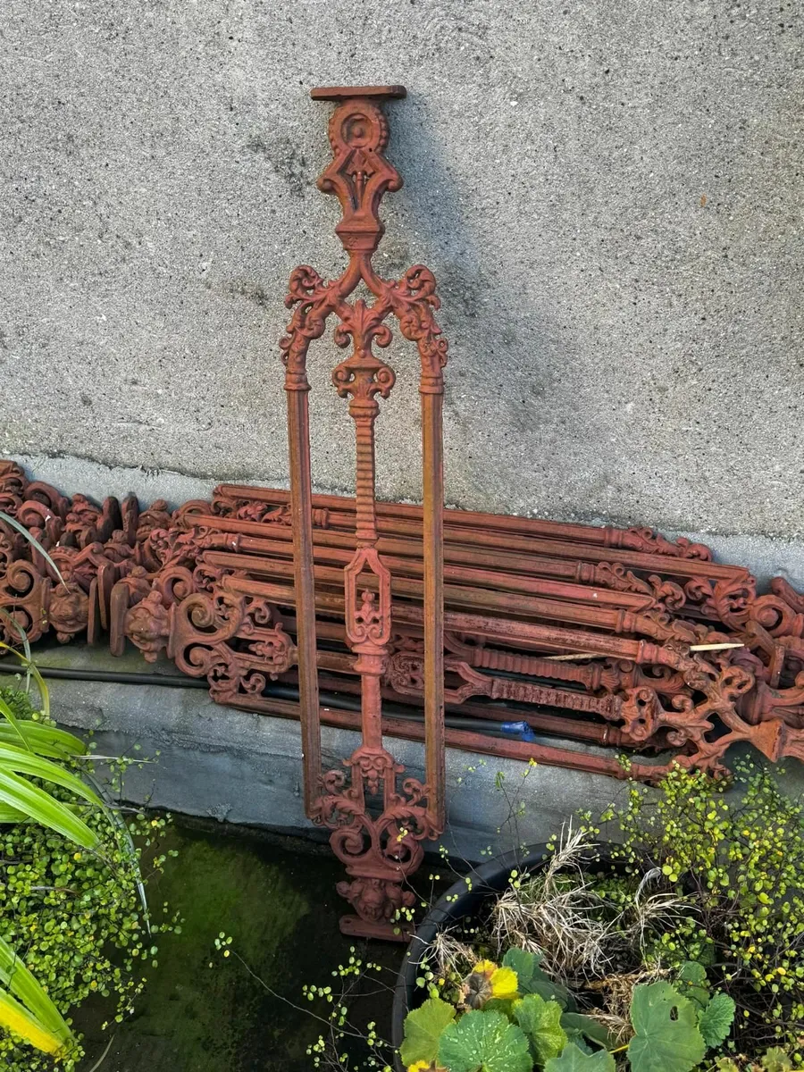 Original Victorian cast iron balustrades - Image 3