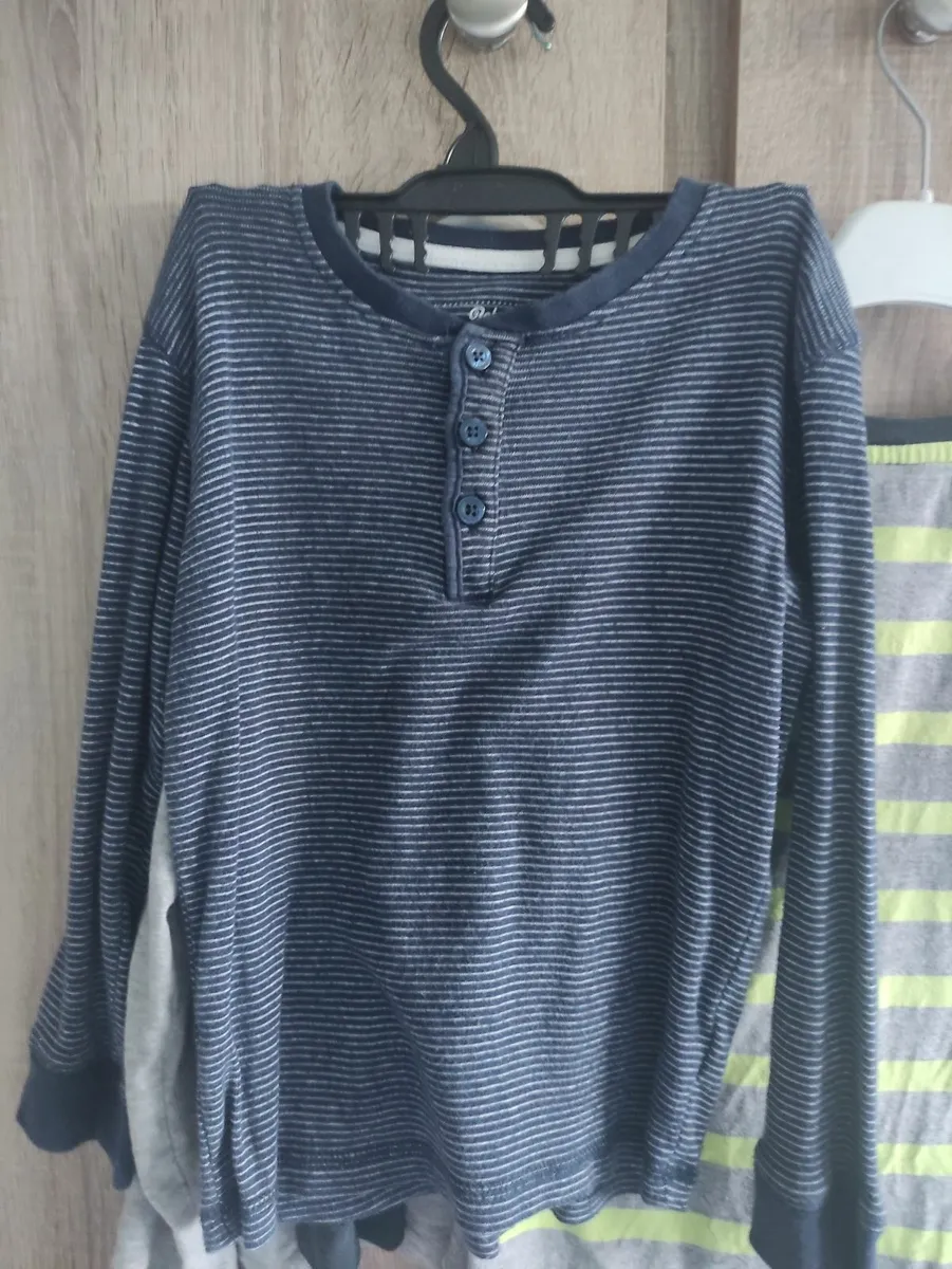 6/7 years old tops .barely worn 8 e each - Image 4