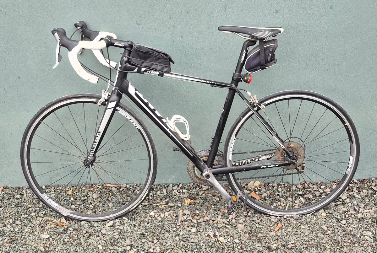 Giant defy race bike and bike pump - Image 3