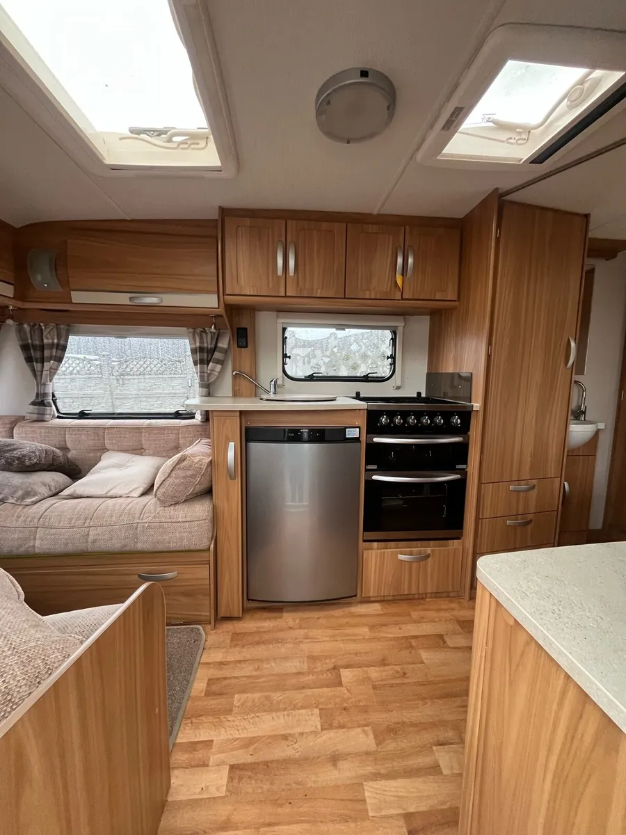 2014 lunar Quasar 534 fixed bed 4 berth - Image 3