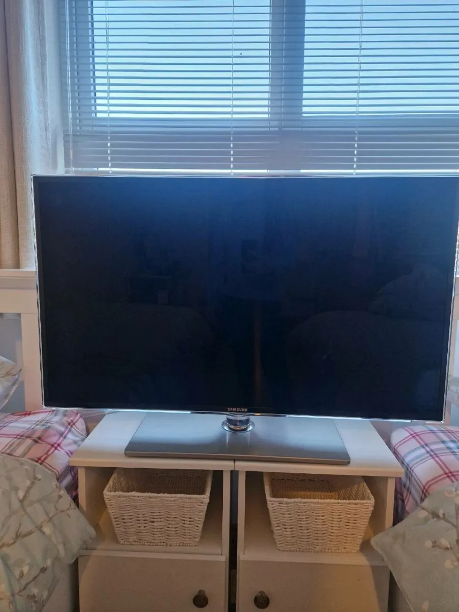 40" Samsung Smart TV - Image 1