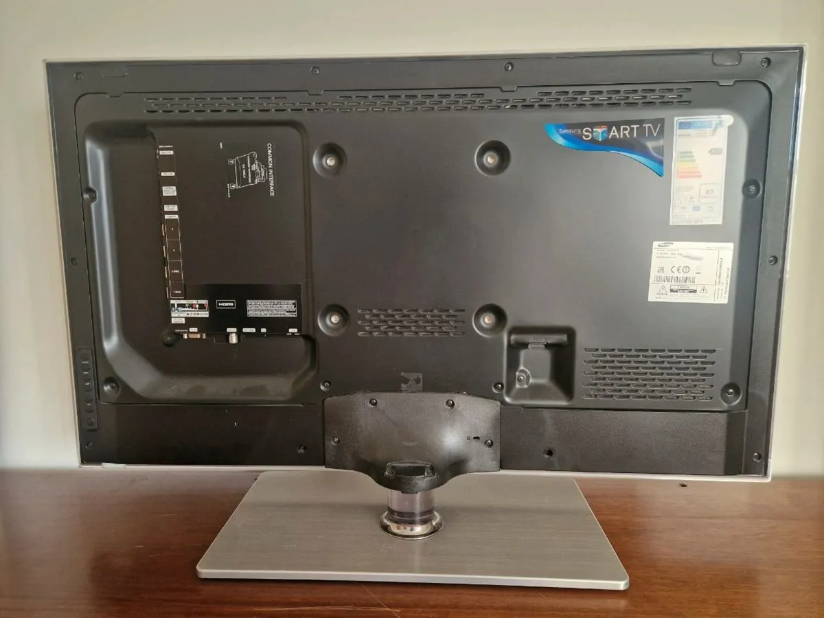 40" Samsung Smart TV - Image 2