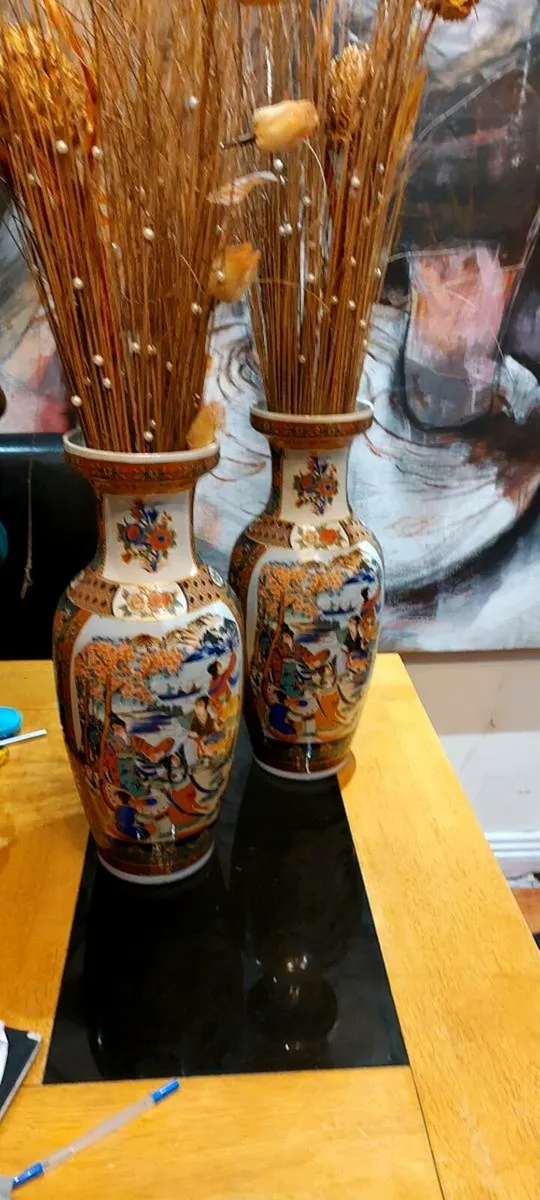 Pair of large, hand-painted Chinese Vases - Image 1