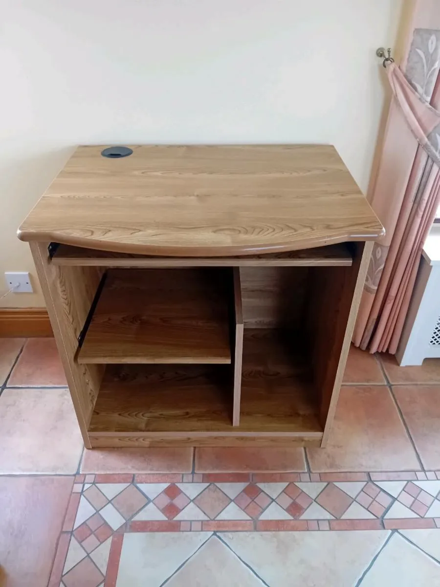 Computer desk - Image 1