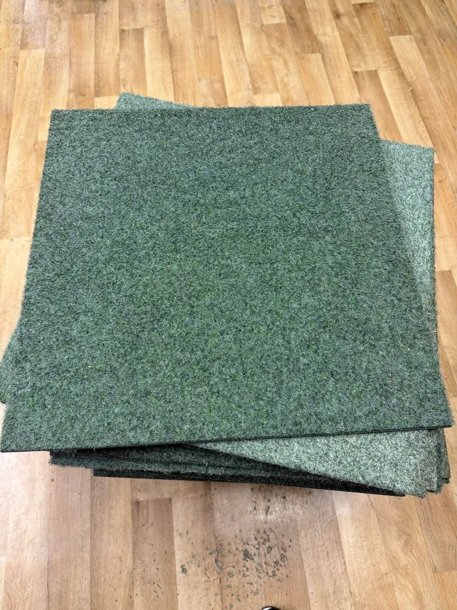 Carpet tiles 2’ sq - Image 1