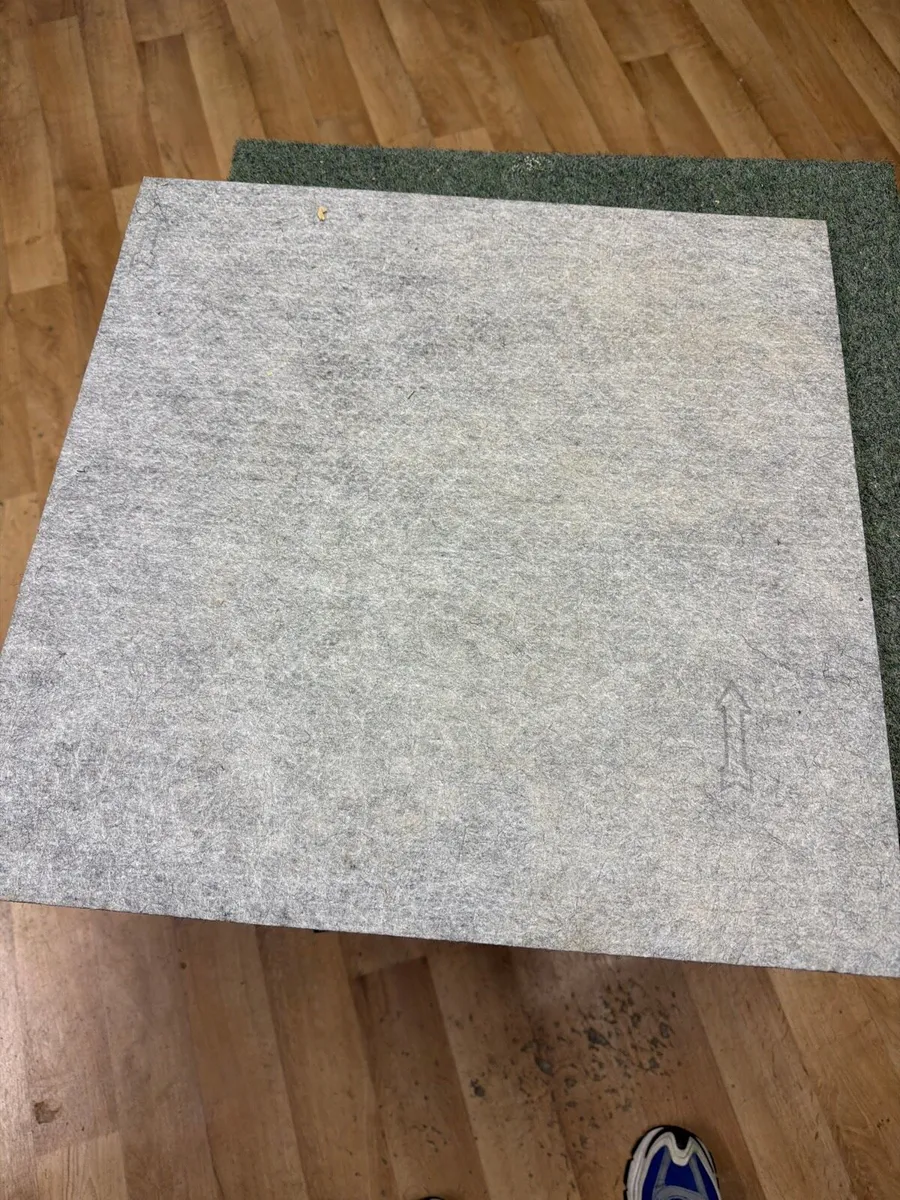 Carpet tiles 2’ sq - Image 2