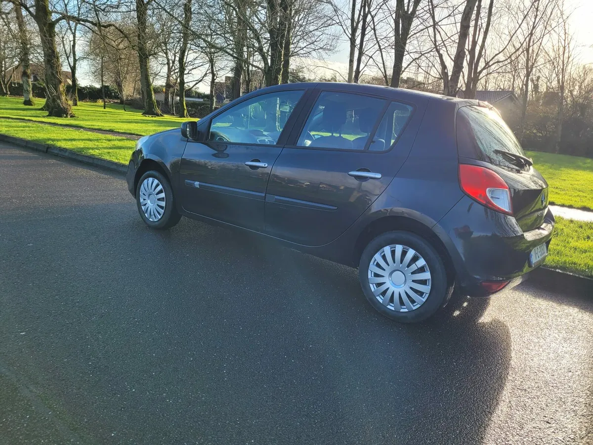 SPOTLESS 2011 RENAULT CLIO 1.1 PETROL LOW MILEAGE. - Image 3