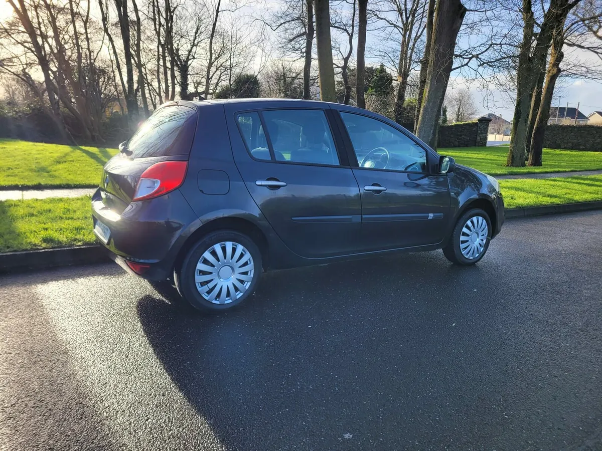 SPOTLESS 2011 RENAULT CLIO 1.1 PETROL LOW MILEAGE. - Image 4