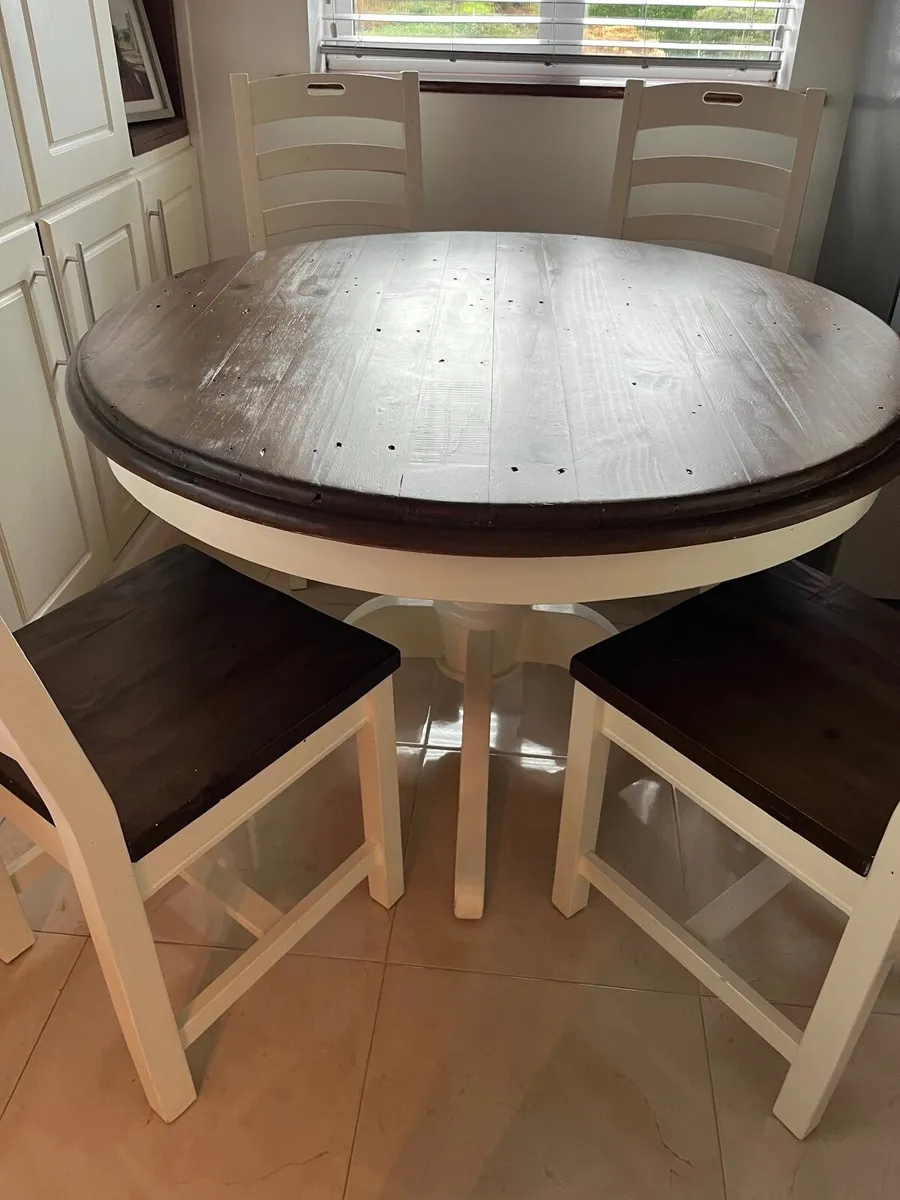 Round solid wood table and 4 chairs - Image 1