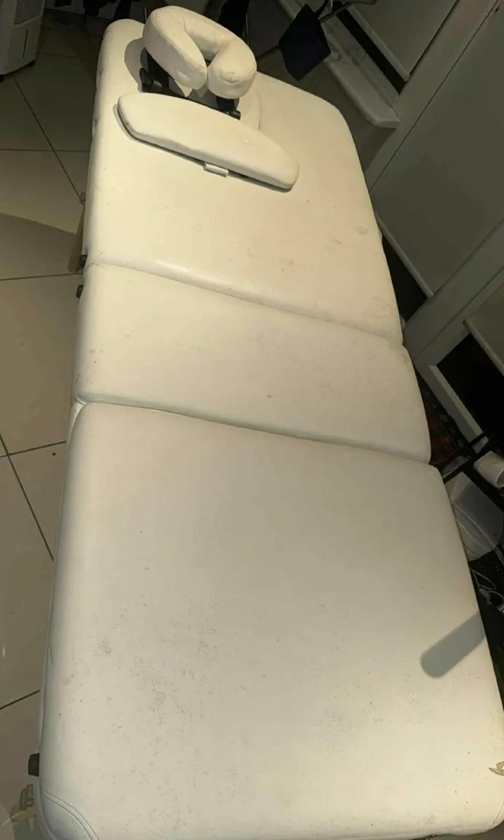 Beauty salon bed - Image 1