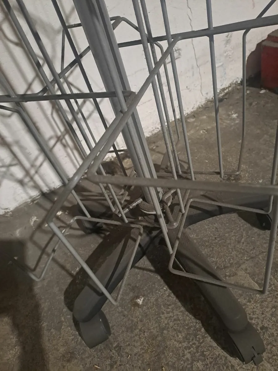 Swivel stands - Image 1