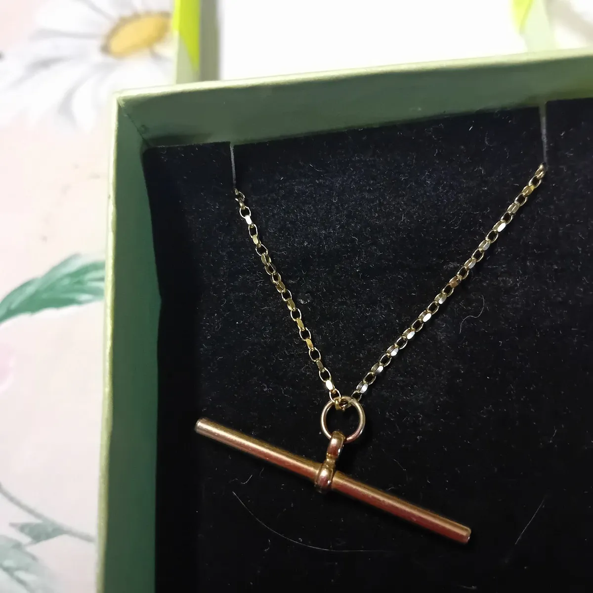 Lovely 9 CT Gold Chain and T Bar - Image 1