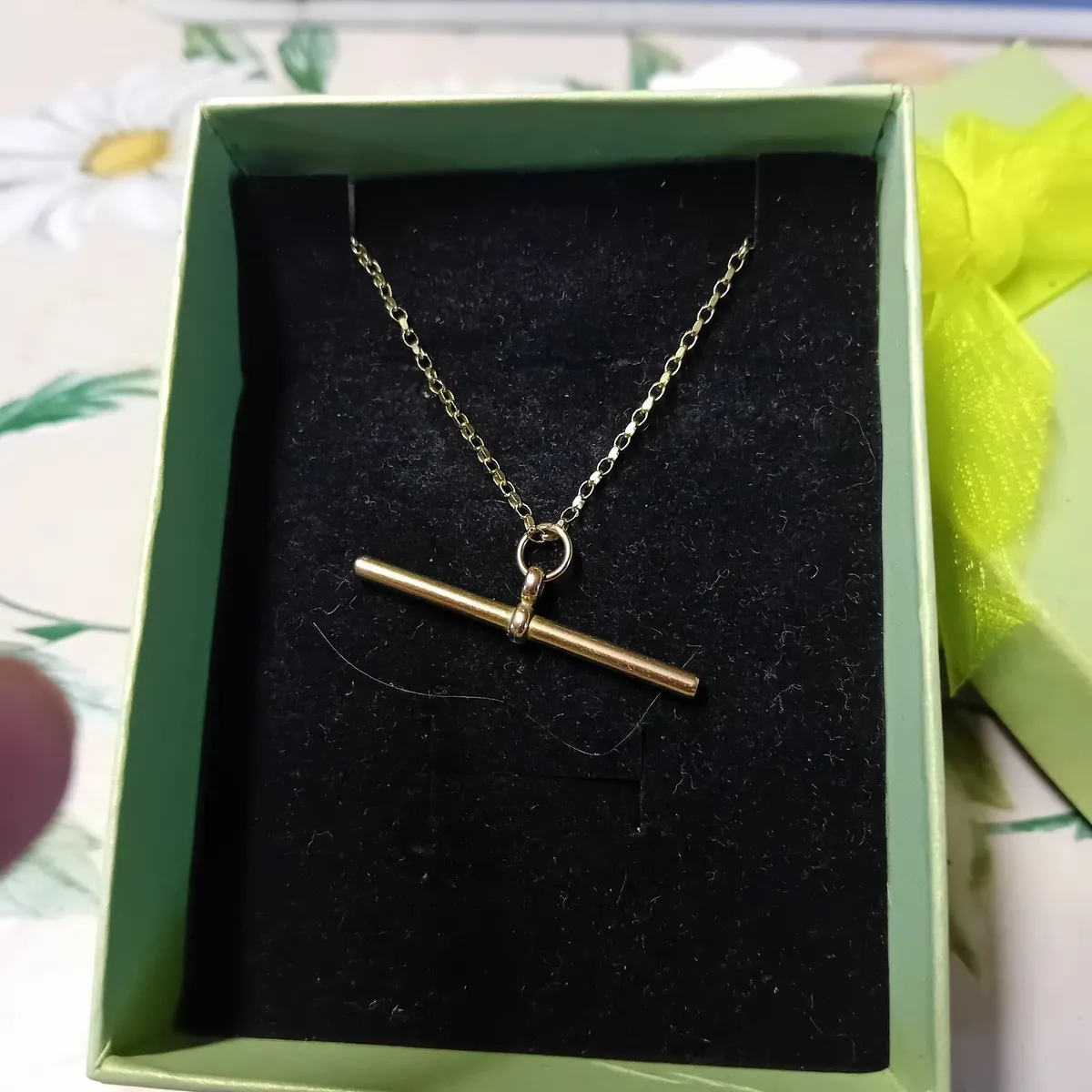 Lovely 9 CT Gold Chain and T Bar - Image 2