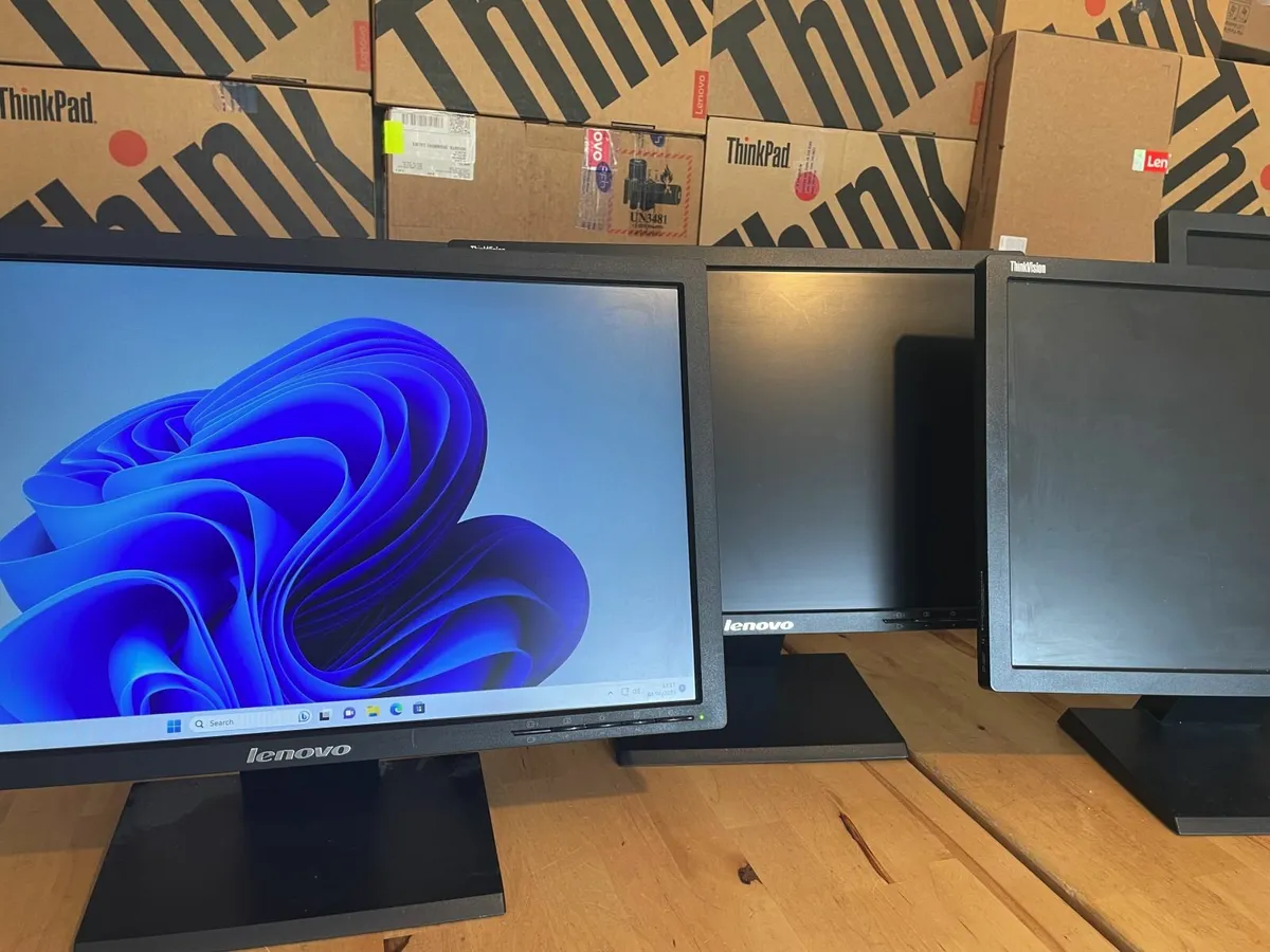 Assorted Lenovo & HP 19" Computer Flatscreens - Image 3