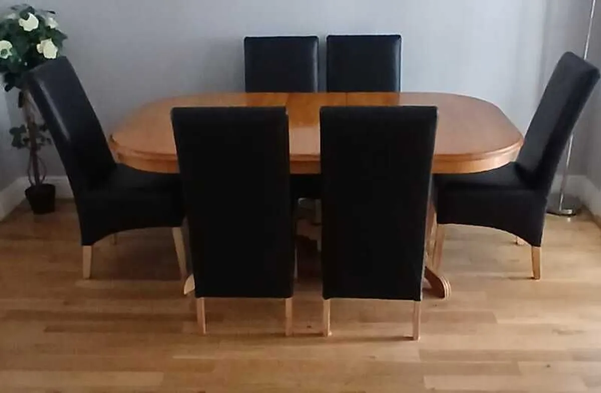 Table and chairs - Image 1