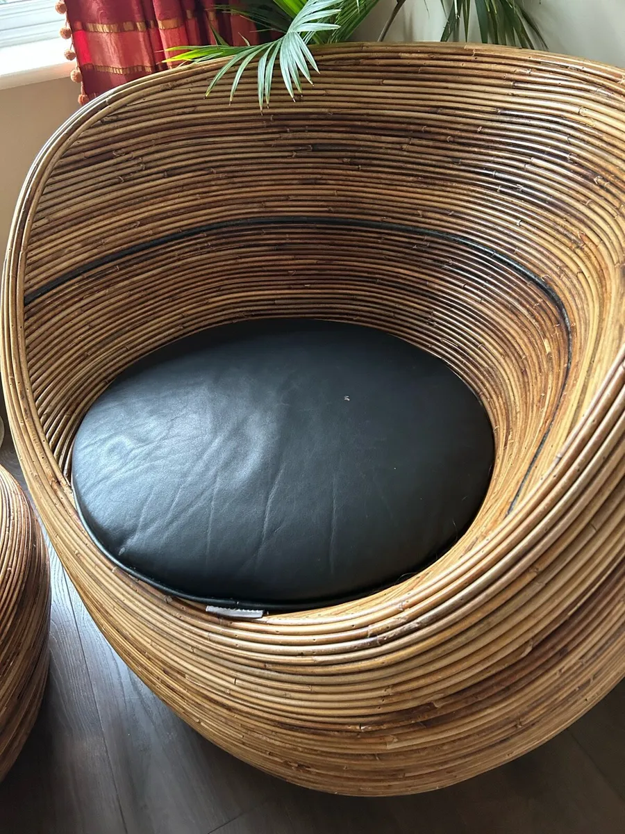 Wicker table & chair - Image 3