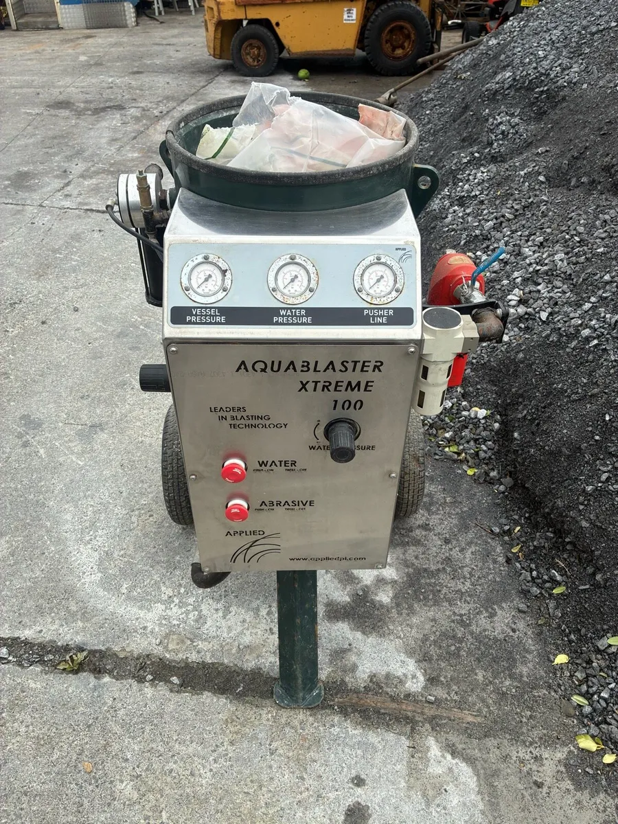 Wet and dry sand blaster - Image 1