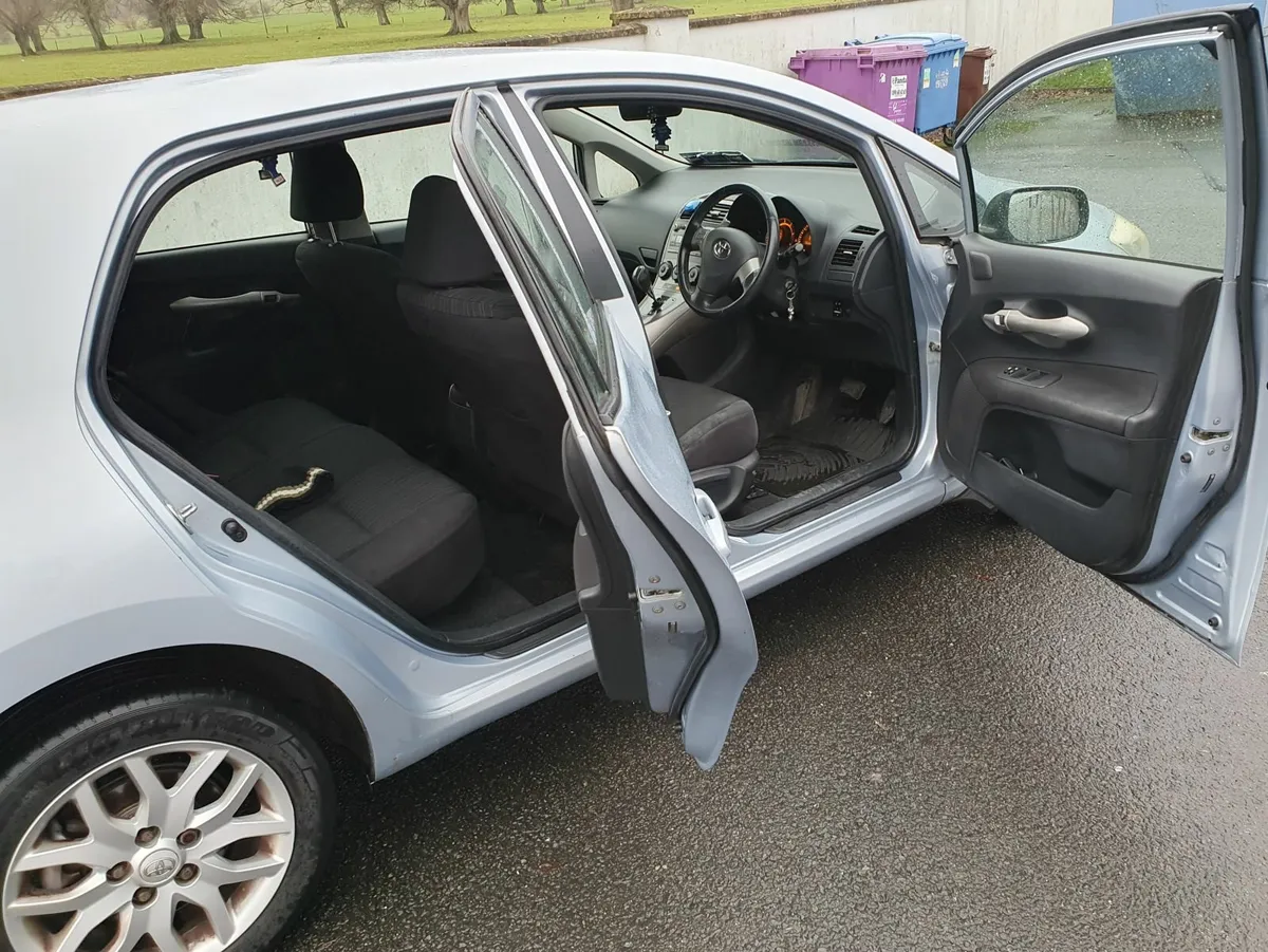 Toyota Auris 2007 - Image 2