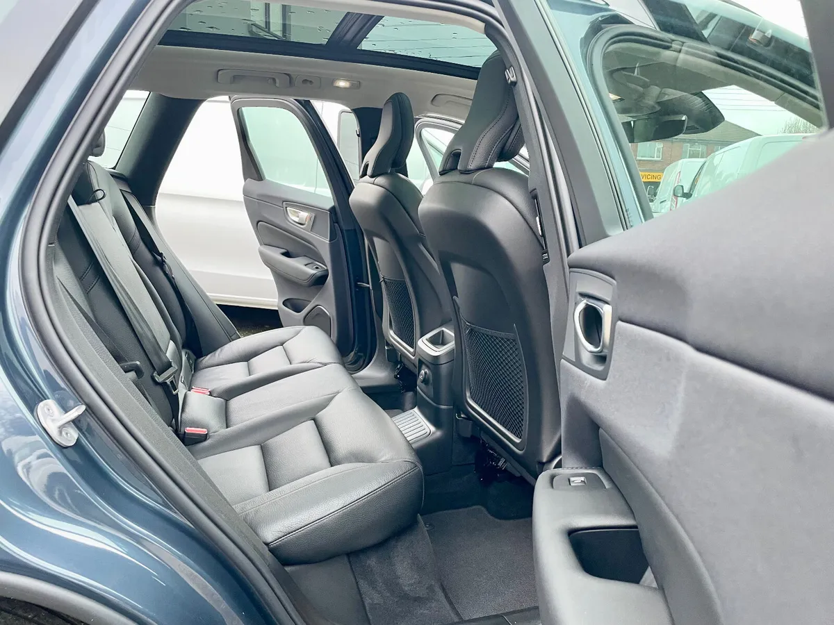 Volvo XC60 PlusDark T6 Recharge PHEV AWD Auto,2024 - Image 4