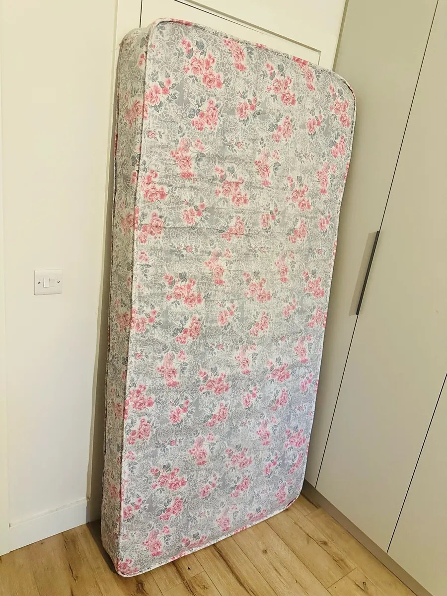 Single mattress slightly used - Image 3