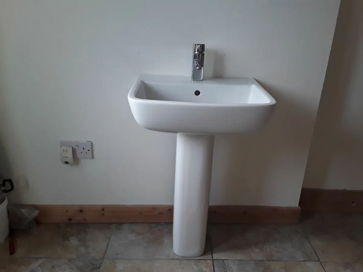 Lovely white sink paddestal mixed tap - Image 1