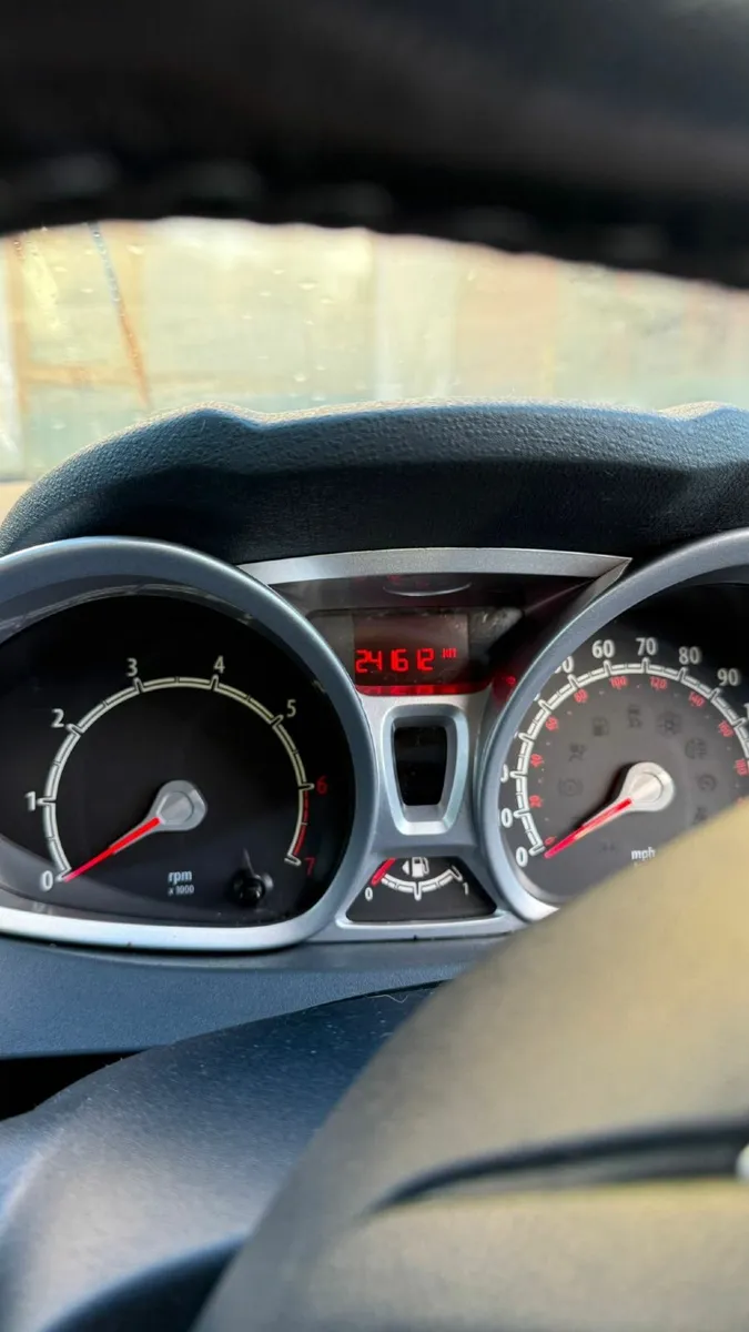 Ford Fiesta 2010 - Image 2