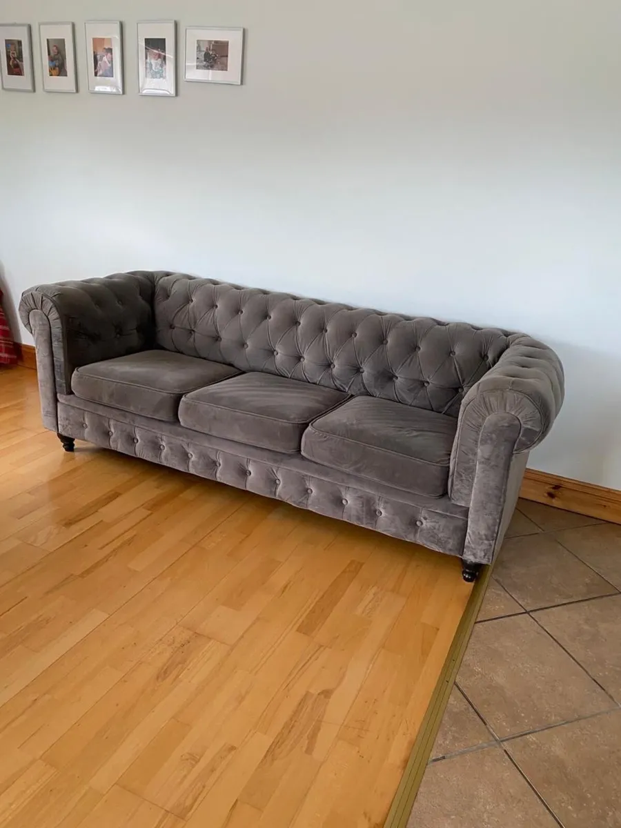 Chesterfield fabric sofa - Image 4