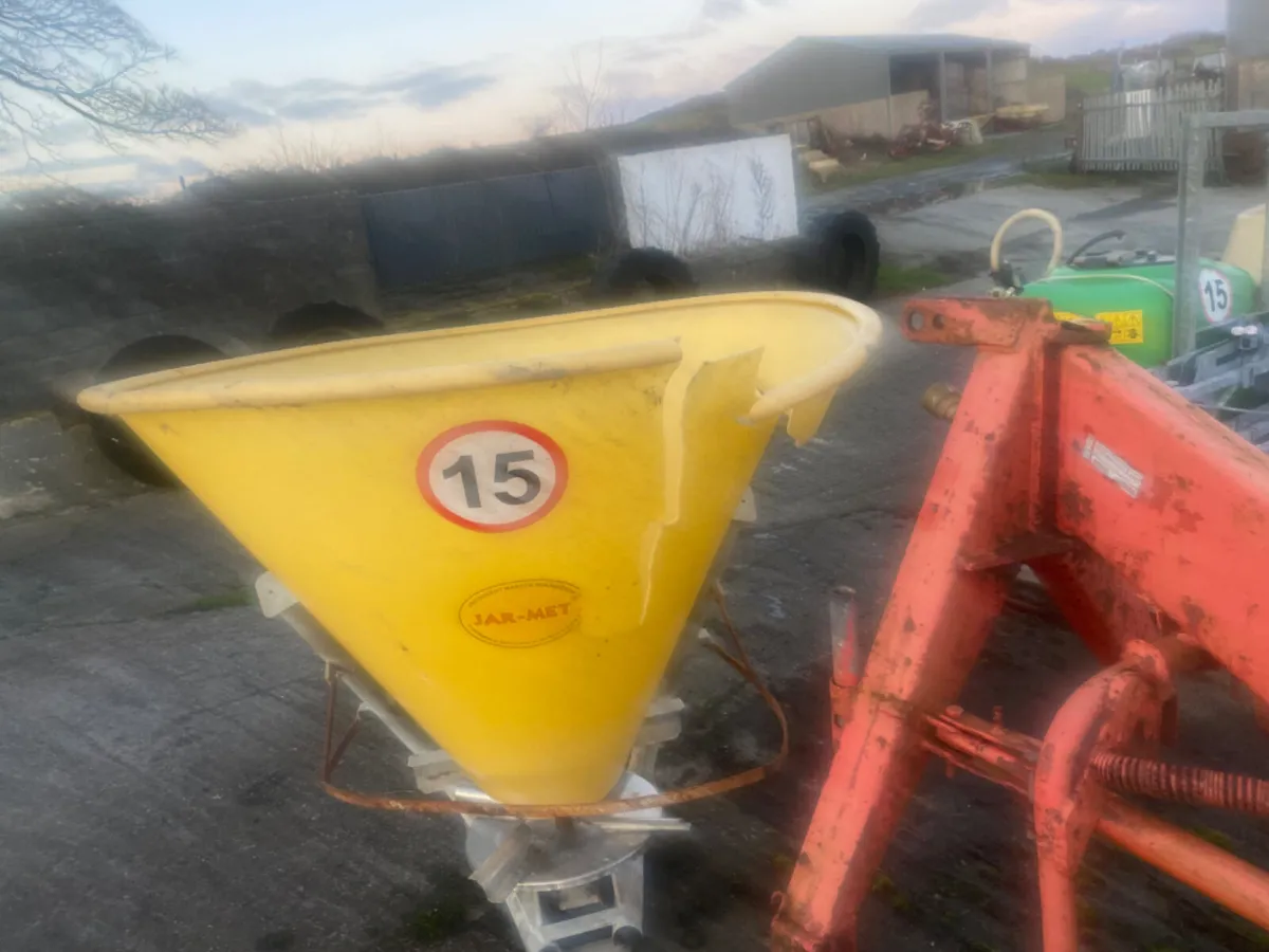 Fleming fertiliser spreader - Image 2