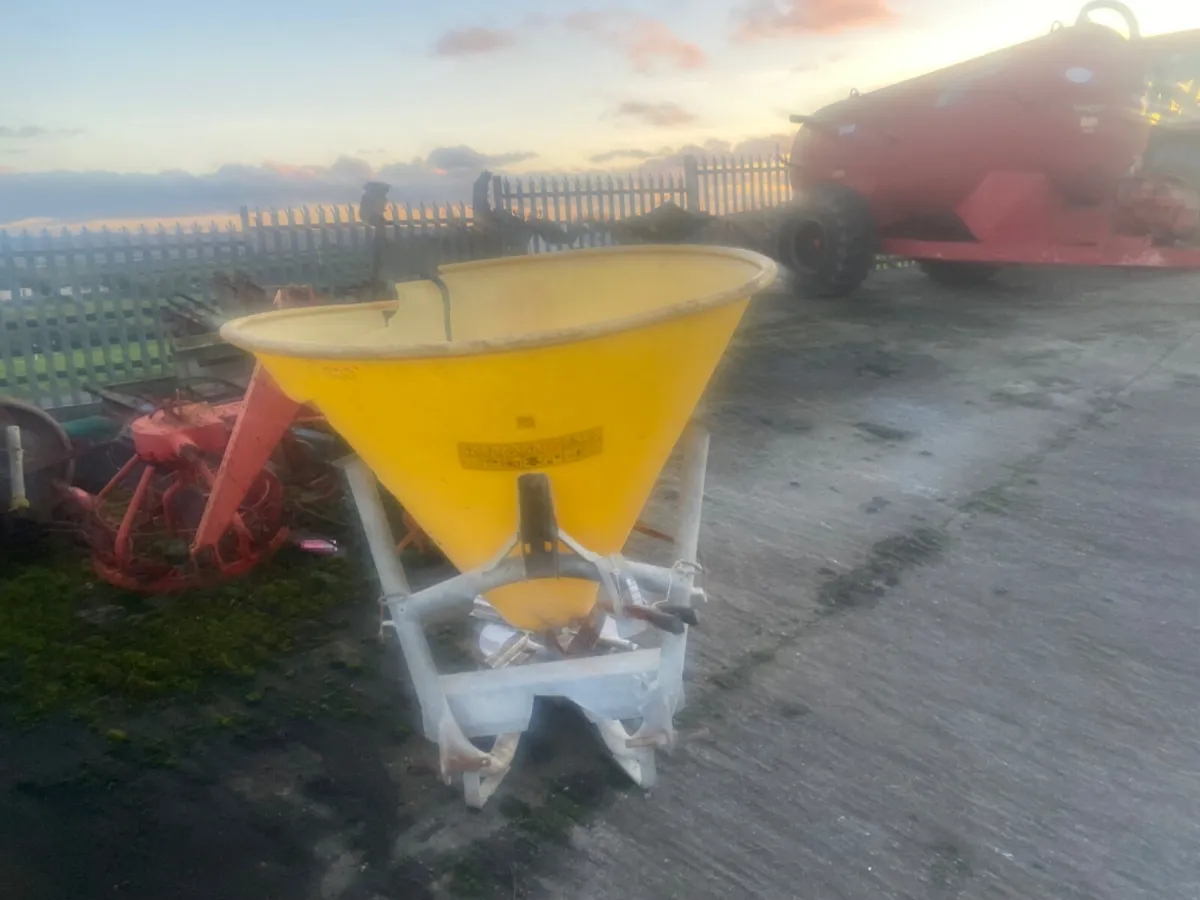 Fleming fertiliser spreader - Image 3