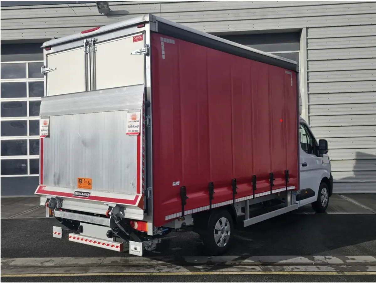 Renault Master Red Edition Curtain Side - Image 4