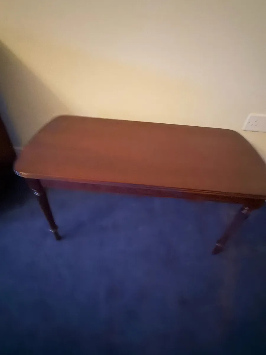 Lamps & table - Image 1