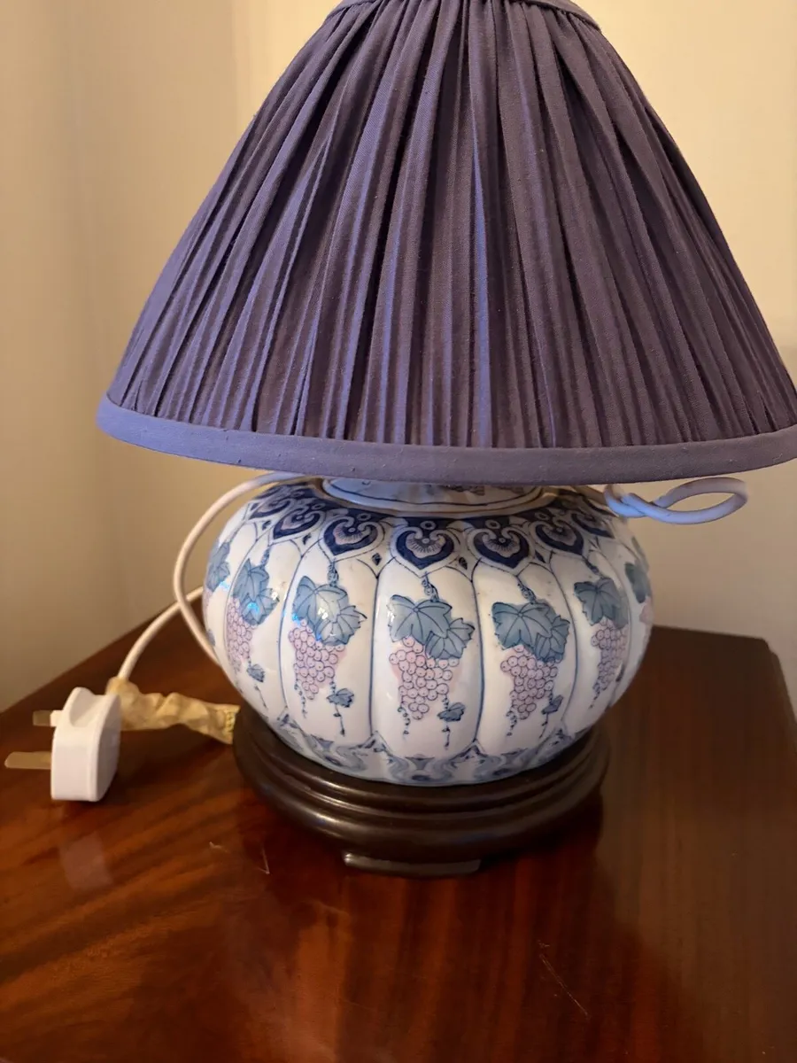 Lamps & table - Image 3